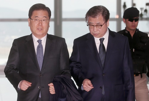 鄭義溶・国家安保室長（左）と徐薫国家情報院長が８日午前、仁川国際空港を通じて米国に向けて出国した。
