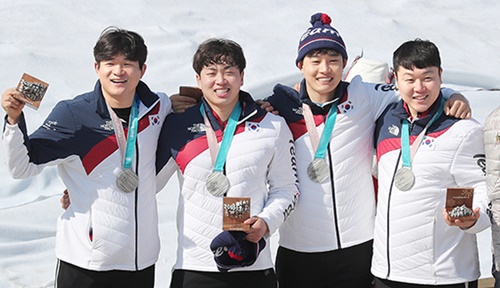 平昌五輪ボブスレー男子４人乗りで銀メダルを獲得したキム・ドンヒョン、ソ・ヨンウ、チョン・ジョンリン、ウォン・ユンジョン（左から）。（中央フォト）