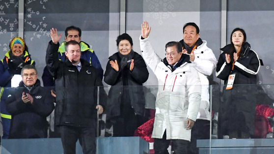文在寅（ムン・ジェイン）大統領とアンドリュー・パーソンズ国際パラリンピック委員会（ＩＰＣ）委員長が９日、２０１８平昌冬季パラリンピックの開会式で手をあげてあいさつしている。