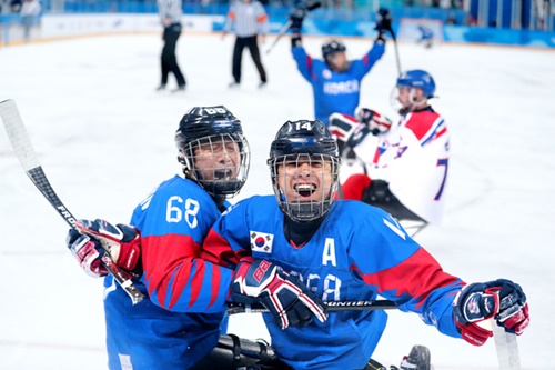 平昌冬季パラリンピックアイスホッケーの韓国－チェコ戦が１１日午後、江陵アイスホッケーセンターで行われた。ゴールを決めたチョン・スンファン（右）が主将のハン・ミンスと喜んでいる。