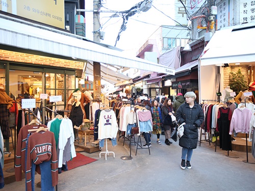 他にもプチプラで可愛い洋服や靴が手に入るお店や、話題のテイクアウトグルメ店があり、友達同士でショッピングや食べ歩きを楽しむのにぴったりです。