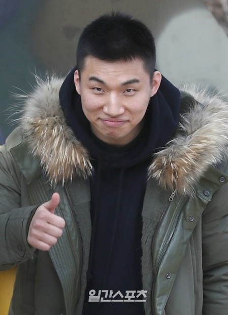 １３日午後、江原道華川の第２７師団イギジャ部隊新兵教育隊でポーズを取っているＢＩＧＢＡＮＧのＤ－ＬＩＴＥ。
