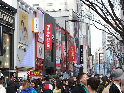 次第に暖かくなってきた韓国。韓国旅行の定番エリア明洞（ミョンドン）は、春休みシーズンということもあり、観光客でにぎわっています。
