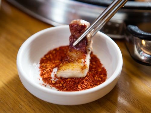 韓国の焼肉店には珍しい「クミンスパイス」は、さわやかな香りがお肉と相性抜群。味を変えて食べ進めることができます。