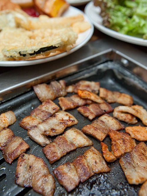 弘大に位置する「Ｍｅａｔ－ｉｎｇ」の焼肉ビュッフェもリーズナブル（９０分制、ランチタイム１２，５００ウォン、ディナータイム１３，９００ウォン）。サムギョプサルはもちろん、カルビや鶏肉もあります。天ぷらやおにぎりなどのおかずメニューも種類豊富です。