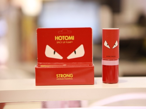 塗るとヒリヒリとした辛さを感じるリップシリーズ「ＨＯＴＯＭＩ（ハットミ、各１５，９００ウォン）」が韓国女子の間で話題沸騰中。発売と同時にＳＮＳで拡散され、「２０１７　ＳＮＳ　ビューティー　ホットアイテム　アウォード」の１位にも選ばれています。