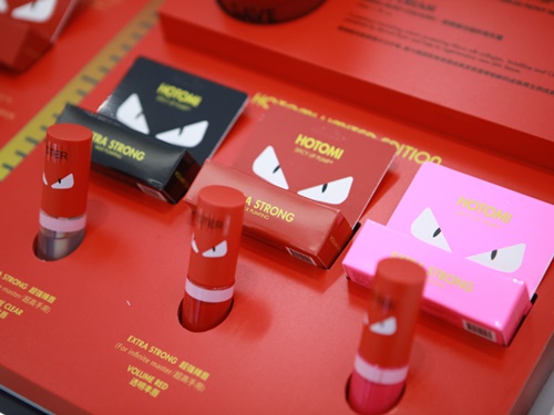 「エクストラストロング」には、レッドの他に透明、オレンジ、ピンクのカラーバリエーションがあります。透明の「ＨＯＴＯＭＩ」で唇のボリュームだけ出し、自分のお気に入りのリップを上から重ねるものあり。