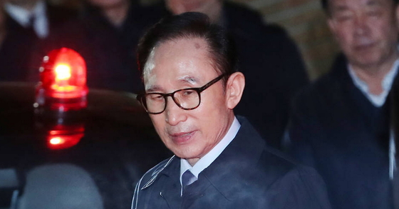 贈収賄などの容疑で拘束令状が出された李明博元大統領が２２日夜、ソウル市内の自宅から拘置所に向かった。