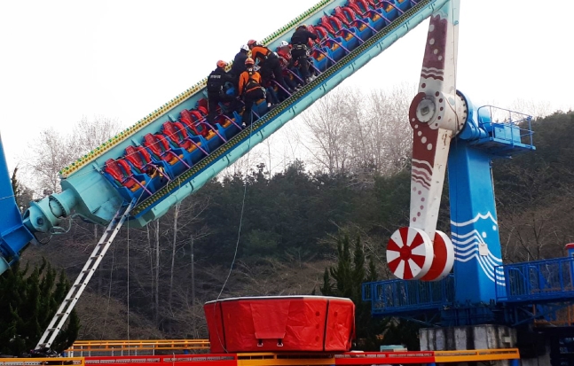 遊園地の回転遊具が停止 ２時間にわたり利用客が宙づりに 韓国 Joongang Ilbo 中央日報