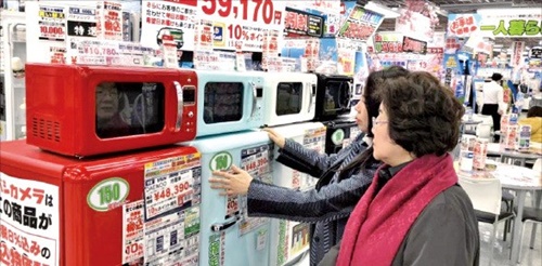 日本最大の家電販売店である東京・秋葉原のヨドバシカメラで現地の消費者が大宇電子ノ「ザ・クラシック」の冷蔵庫と電子レンジを見ている（写真＝大宇電子）