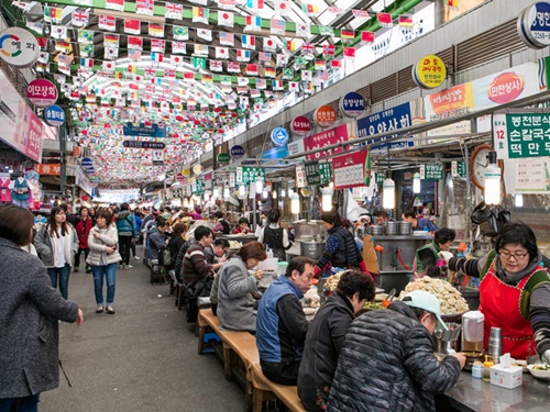 ソウルに残る昔ながらの市場の中でも、「うまいもん通り」が観光客に評判の広蔵市場（クァンジャンシジャン）。屋台グルメを目当てに大勢の人が訪れます。