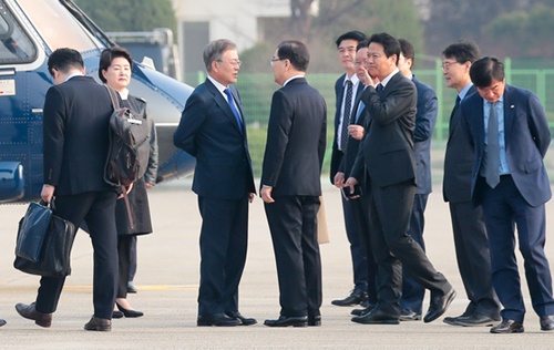ベトナムとアラブ首長国連邦歴訪を終え帰国した文在寅大統領が２８日にソウル空港で出迎えた鄭義溶国家安保室長と話している。