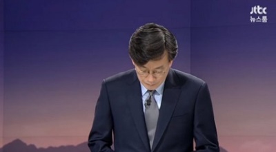 ２８日、ニュース番組『ＪＴＢＣニュースルーム』でアンカーの孫石熙氏（ＪＴＢＣ報道担当社長）が日本海と表記された地図を放送に使ったことについて謝罪している。（写真＝ＪＴＢＣキャプチャー）