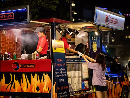 屋台フードトラックは「ソウルパムトッケビナイトマーケット」の名物。韓国グルメはもちろん、世界各国のグルメを味わえます。