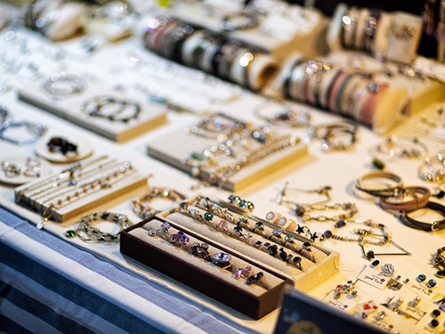 グルメ屋台だけではなく、ハンドメイドのアクセサリーなどを販売するフリーマーケットも出店。ファッション専門店では見つからないような、オリジナリティ溢れるアイテムと出会えそうです。