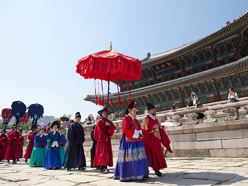 毎年恒例の王と王妃の散歩を再現する「王家の散策」も３月２８日から再開。宮中衣装や小物などが時代考証に基づいて製作されていて、朝鮮時代の宮中の生活を垣間見ることができます。