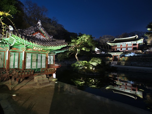 ソウルの５大古宮の中で唯一、ユネスコ世界文化遺産に登録されている「昌徳宮（チャンドックン）」では４月５日（木）から「月灯り紀行」が開催されます（予約制）。格調高い文化イベントで、月夜の趣のある古宮を楽しむことができます。