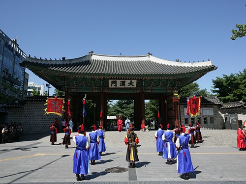 一年を通して行なわれる「王宮守門将交代儀式」は景福宮と徳寿宮（トクスグン）で開催中！徳寿宮からは巡察パレードも行なわれていて、華やかな雰囲気を楽しめます。春の韓国旅行中、古宮で伝統文化を満喫してみてはいかがでしょうか？