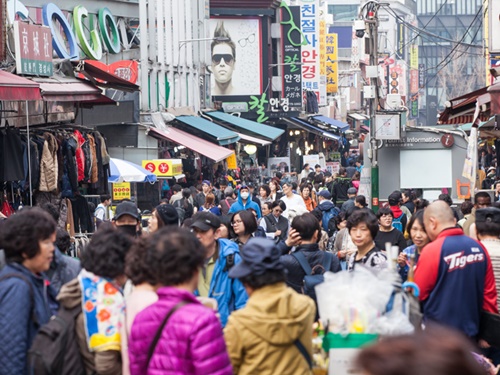 活気ある市場の雰囲気を楽しめる、南大門（ナムデムン）市場。ありとあらゆるものがそろう、６００年の歴史を誇る伝統市場で、いつも老若男女の買い物客で賑わっています。