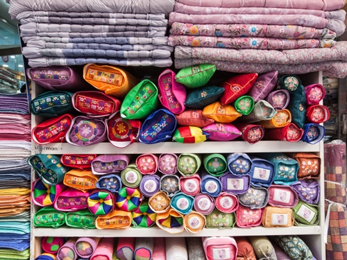 春らしいショッピングとしてオススメなのが、カラフルな韓国テイストの雑貨。独特の細長い形をした枕は、「布団・寝具通り」にたくさんあります。