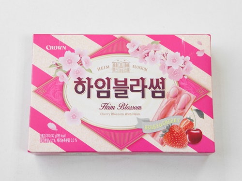 ウェハース菓子「ハイム」は４月までの期間限定で、桜とピンクのデザインがかわいい春パッケージ商品「ハイム　ブロッサム」（９袋入り、３，３００ウォン）を発売。甘いイチゴと爽やかなチェリー味のチョコレートが特徴です。