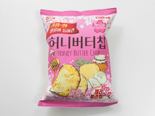 甘じょっぱさが人気の「ハニーバターチップ」。この時期だけのスペシャルエディション「ハニーバターチップ　チェリーブロッサム」（１，５００ウォン）を４月まで、１４０万袋限定で販売中！