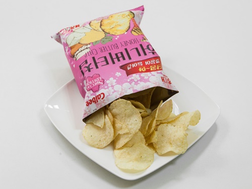 一見、普通のチップスですが、桜パウダーが配合されているので、食べるとほんのり花のような香りがします。