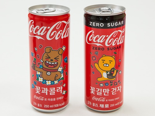 コカコーラからは、韓国の人気キャラクター「カカオフレンズ」とコラボした春らしいフラワーデザイン（１，４００ウォン）が登場。ハングルで花にちなんだ一言も。これらの商品はコンビニで購入できます。今だけ楽しめるお菓子やドリンクを試してみてはいかがでしょうか？