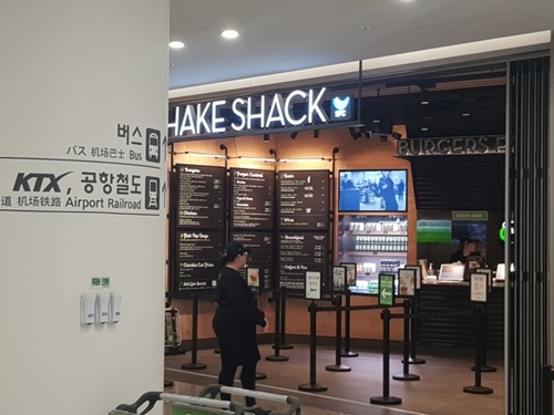 仁川国際空港第２ターミナルにある飲食店には活気がない。シェイクシャック・バーガーには行列の整理をするためのベルトパーテーションがむなしいほど客がいない。