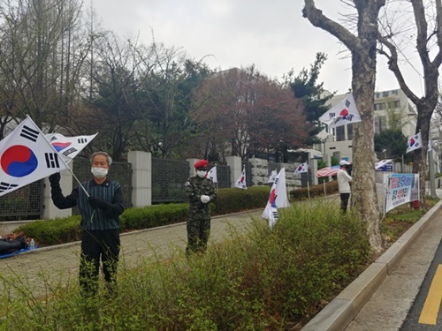 ソウル中央地検近所にも朴槿恵前大統領の支持者が集まった。支持者は路上に並んで大極旗を振りながら「朴槿恵無罪」を叫んだ。