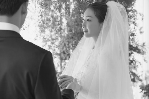 ３月２９日に結婚した女優チェ・ジウさん（右）と夫（左）。
