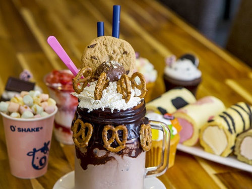 インスタ映えばっちりの韓国カフェもあり。「Ｏ’ＳＨＡＫＥ　上水店」では遊び心いっぱいのトッピングで話題のシェイクが味わえます。