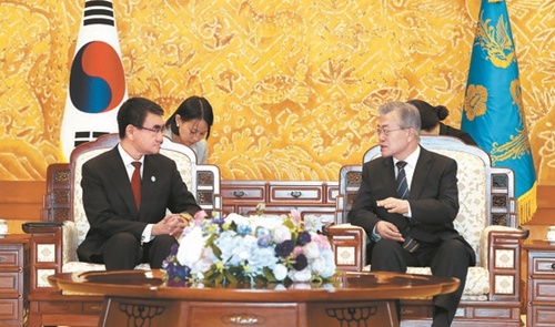 文在寅大統領が１１日、青瓦台で河野太郎外相と会談した。日本外相の韓国訪問は岸田文雄外相以来２年４カ月ぶり。
