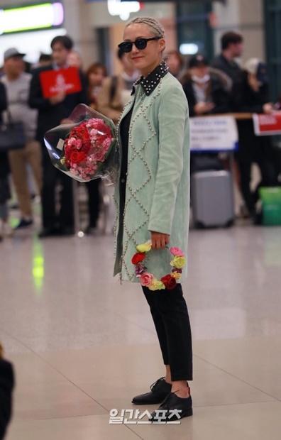 １１日午後、映画『アベンジャーズ／インフィニティ・ウォー』のプロモーションのため、仁川国際空港第１ターミナルを通じて来韓した女優ポム・クレメンティエフ。