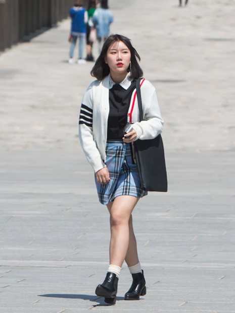 女子学生のファッションでは、ミニスカートや明るいポイントカラーが目立ちます。