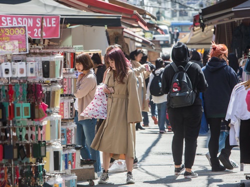 今春の韓国は、トレンチやスタンドカラーといったコートが流行中。中でも明るいベージュは女性に大人気です！