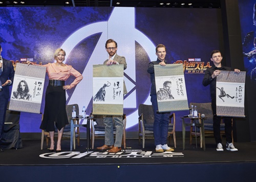 左側からポム・クレメンティエフ、トム・ヒドルストン、ベネディクト・カンバーバッチ、トム・ホランド。各自のキャラクターが描かれた韓国画の掛け軸を手にしている。（写真提供＝ウォルト・ディズニー・カンパニー・コリア）