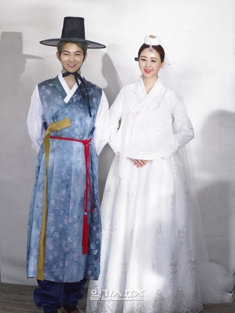 韓国女優のハム・ソウォン（右）と中国ＳＮＳスターのチンファさん（左）のウェディング写真。