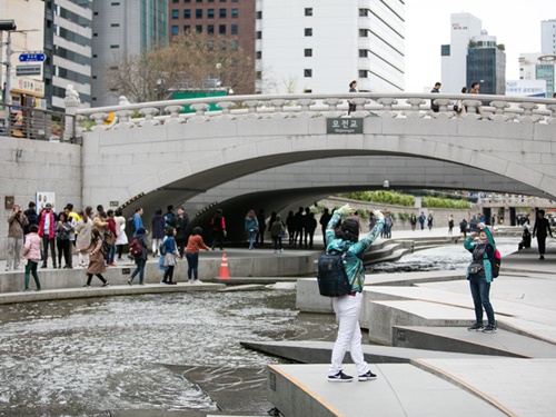 都心とは思えない開放感に、ダイナミックなポーズで写真撮影を楽しむ地元韓国人の姿が。