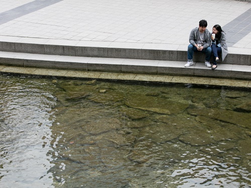 街歩きが楽しくなるこれからの季節。散策はもちろん、ドリンク片手に一休みもできる癒しスポット清渓川を訪れてみてはいかがでしょうか？