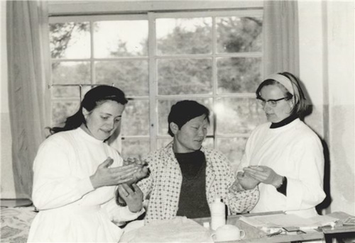 小鹿島（ソロクド）の病院で看護師のマーガレット・ピサレックさん（左側）とマリアンヌ・ストガーさん（右）が患者をケアしている。（法務部提供）