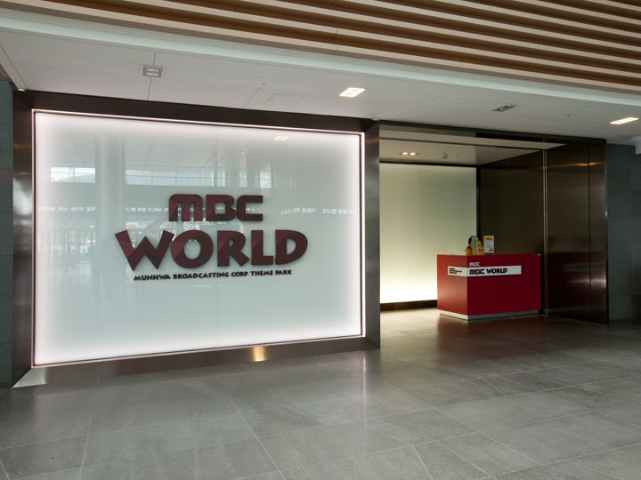 韓流ファンなら、テレビ局ＭＢＣのテーマパーク「ＭＢＣ　ＷＯＲＬＤ」は必訪！東方神起のユンホがＳＮＳにアップして話題になった社屋の入口や、時代劇や人気バラエティの体験など楽しめるコーナーが満載です！