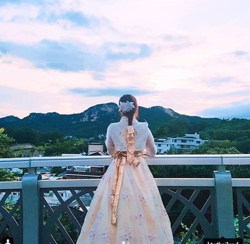 ソウル・仁王山を背景に韓服を着て撮影した写真をインスタグラムに上げた。
