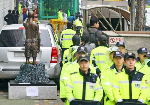 警察が２日、釜山の日本領事館付近に市民団体の会員が設置した強制労役労働者像を領事館前の少女像の隣に移せないよう官用車両を配置し、労働者像の移動を阻止している。