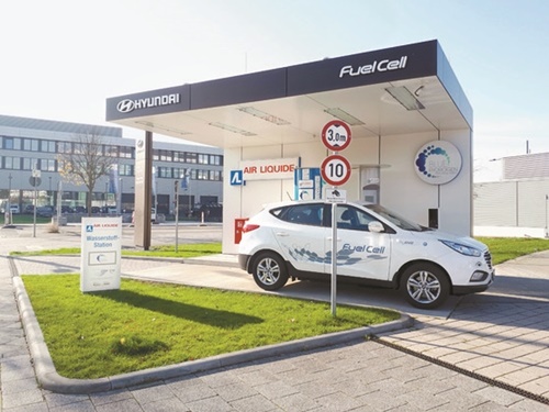 独フランクフルト近郊にある現代車現地法人の前に設置された水素ステーション。仏エネルギー企業エア・リキードの技術で設置され、毎日１０台ほどの燃料電池車が利用する。