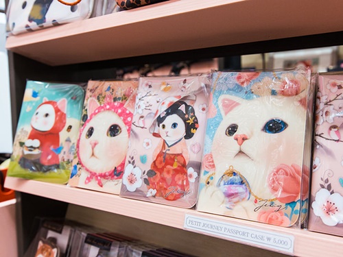 チマチョゴリを着た猫のプリントが可愛いパスポートケース（５，０００ウォン）やキーケース（６，８００ウォン）があるのは、韓国の人気雑貨店「Ｊｅｔｏｙ」。お手頃でとっても可愛いので、お友達へのプレゼントとして良さそうです。
