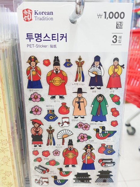 ＳＮＳで反響のあった「ダイソー」の韓国伝統シリーズも好評販売中。韓服をあしらったシールやマスキングテープ（３種セット）は各１，０００ウォンなので、旅行に訪れたら一度チェックしてみる価値ありです！