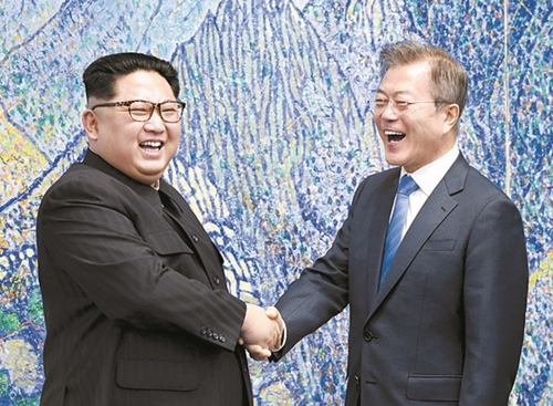 文在寅大統領と金正恩国務委員長が２７日午前、板門店「平和の家」２階会談場で開かれた南北首脳会談に先立ち、記念撮影をしながら大きな笑顔を浮かべている。（写真＝韓国共同写真記者団）