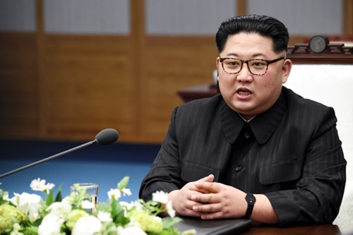 金正恩国務委員長が４月２７日午前、板門店（パンムンジョム）「平和の家」２階の会談場で開かれた南北首脳会談で冒頭発言をしている。（韓国共同写真記者団）