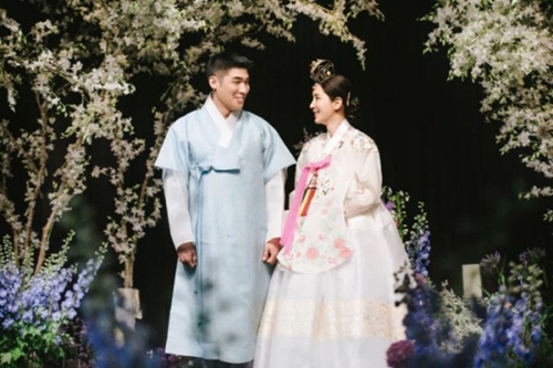 ７日に公開されたチャ・セチさん（左）と女優ハン・チェアのウェディング写真